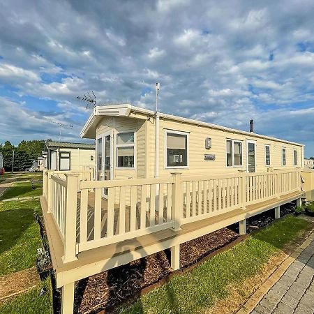 Caravan With Decking And Free Wifi At Seawick Holiday Park Ref 27214Sw Clacton-on-Sea Exterior photo