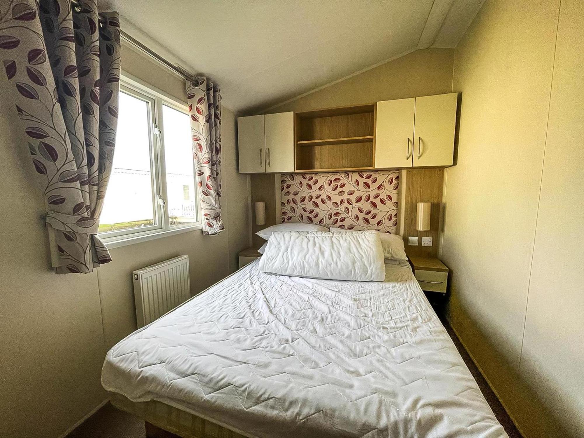 Caravan With Decking And Free Wifi At Seawick Holiday Park Ref 27214Sw Clacton-on-Sea Exterior photo