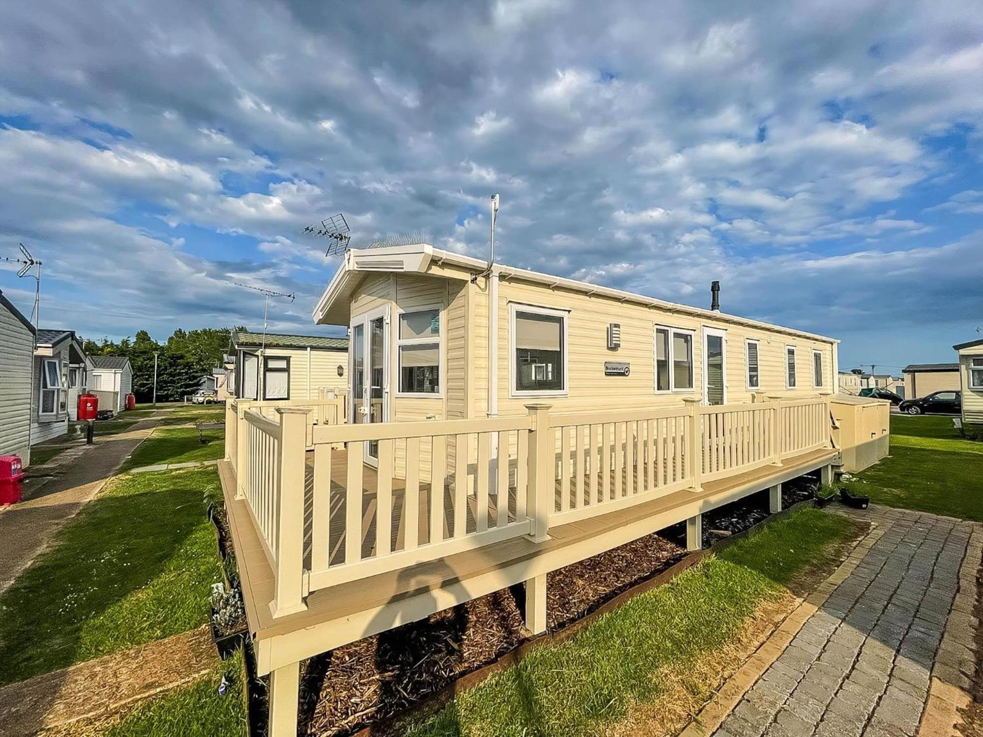 Caravan With Decking And Free Wifi At Seawick Holiday Park Ref 27214Sw Clacton-on-Sea Exterior photo