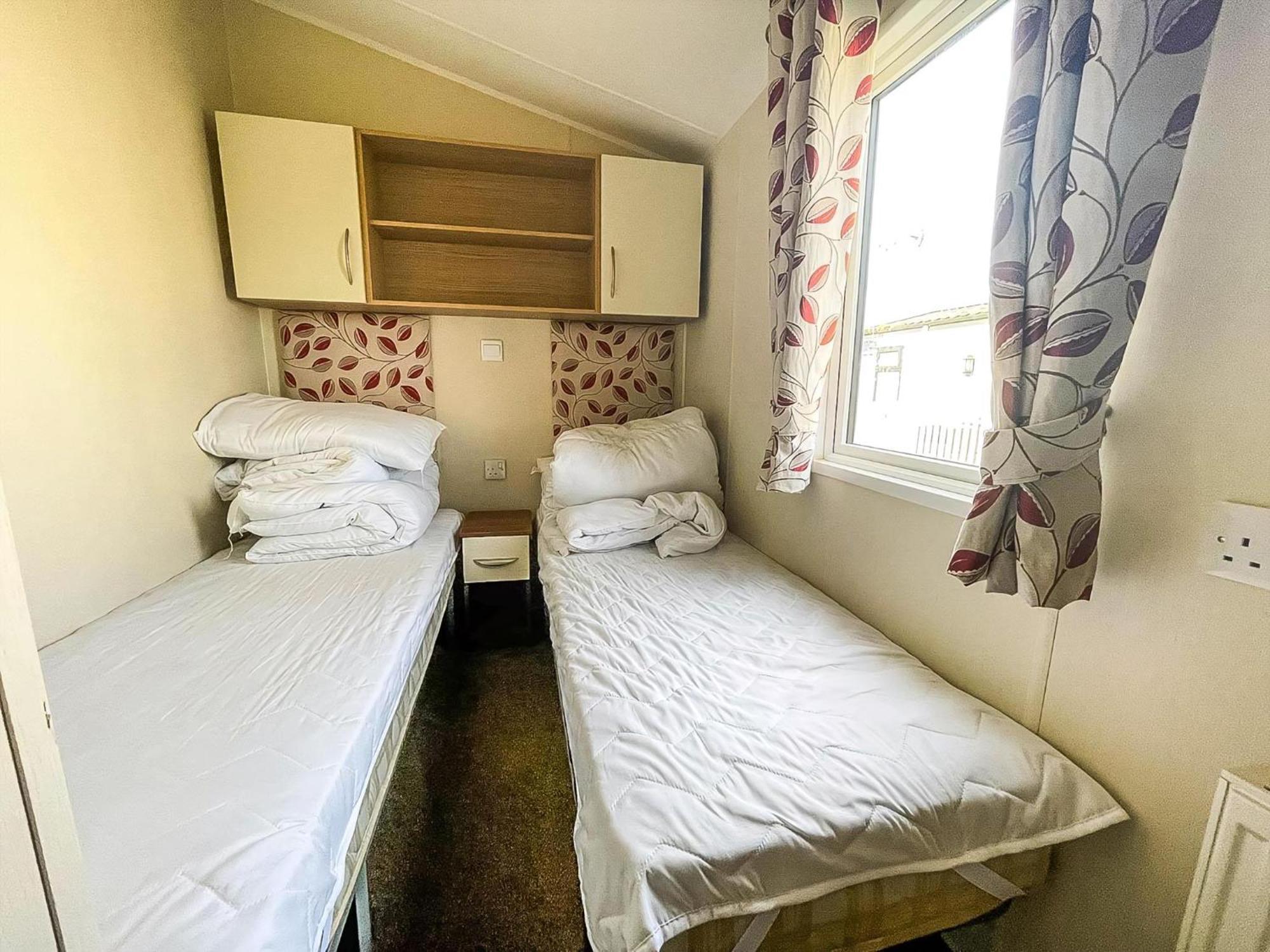 Caravan With Decking And Free Wifi At Seawick Holiday Park Ref 27214Sw Clacton-on-Sea Exterior photo