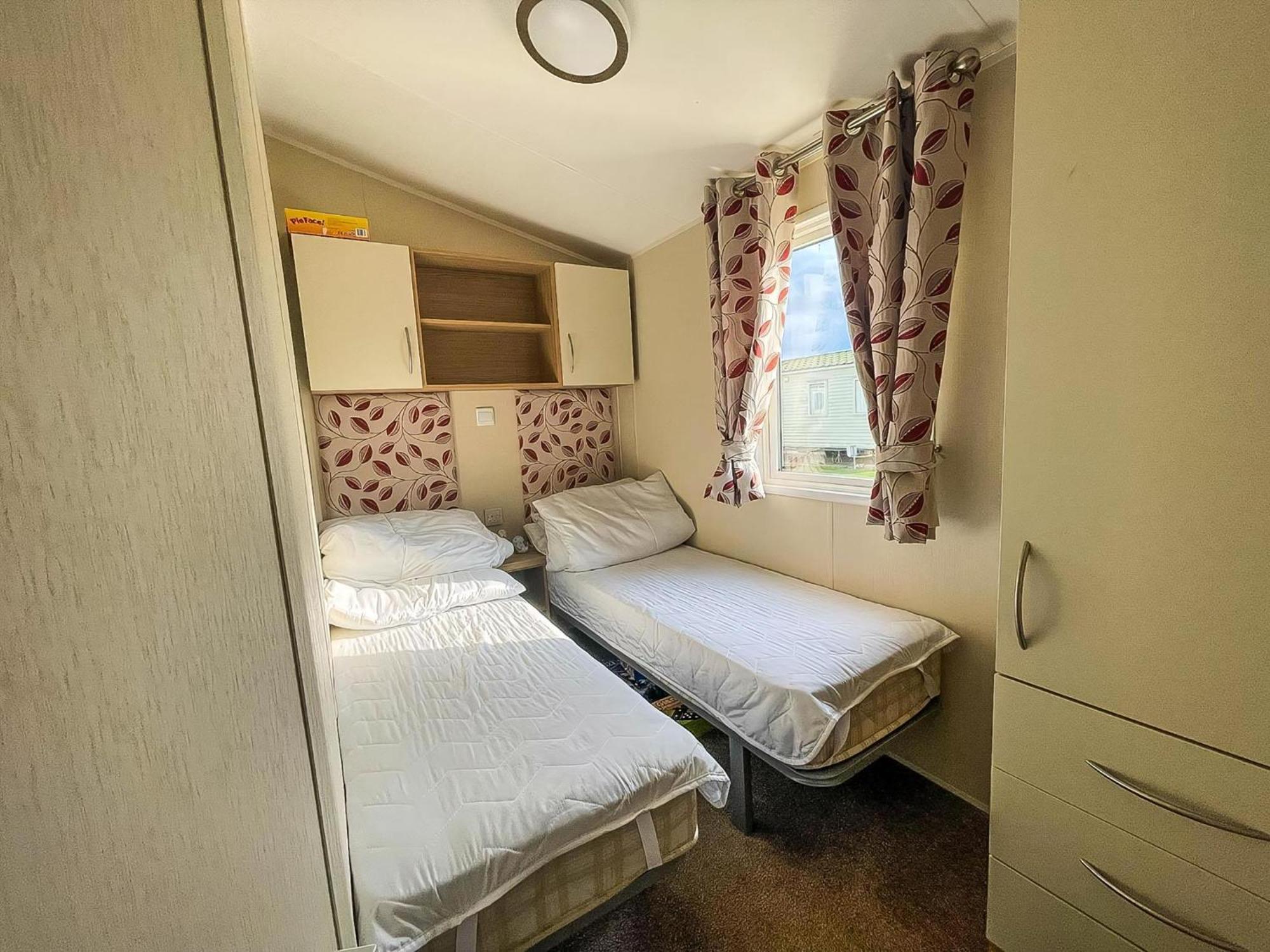 Caravan With Decking And Free Wifi At Seawick Holiday Park Ref 27214Sw Clacton-on-Sea Exterior photo